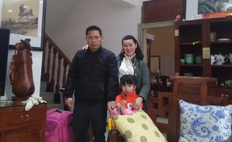 Anh Cương, chị Dung cùng con gái bên trong tổ ấm của họ tại Hà Nam (Trung Quốc). (Ảnh: NVCC) Anh Cương, chị Dung cùng con gái bên trong tổ ấm của họ tại Hà Nam (Trung Quốc). (Ảnh: NVCC)