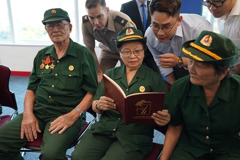 đồng đội và gia đình của các liệt sĩ dự lễ trao trả kỷ vật đồng đội và gia đình của các liệt sĩ dự lễ trao trả kỷ vật