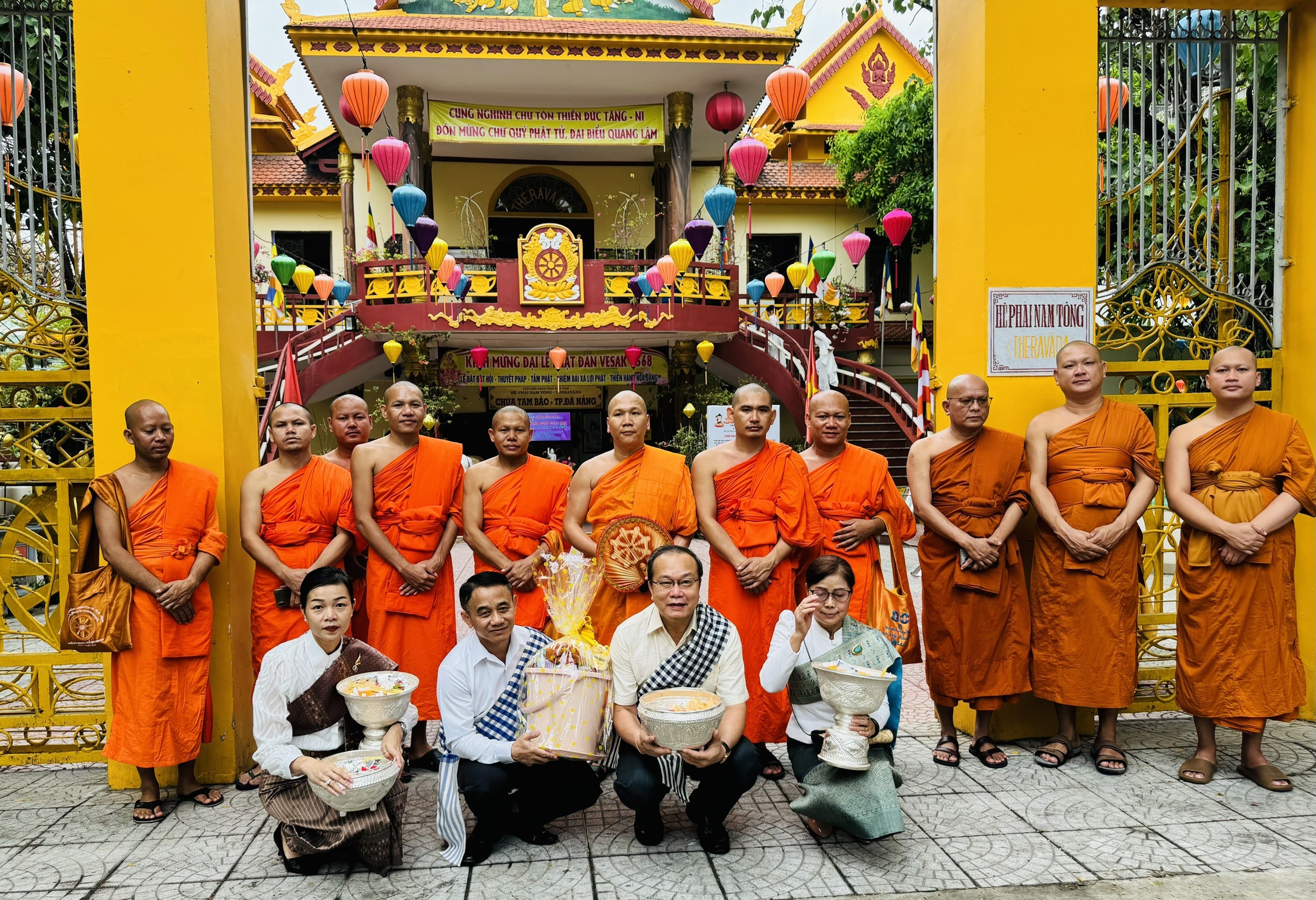 Đoàn Tổng Lãnh Sự nước CHDCND Lào và Chư Tăng Đoàn Tổng Lãnh Sự nước CHDCND Lào và Chư Tăng