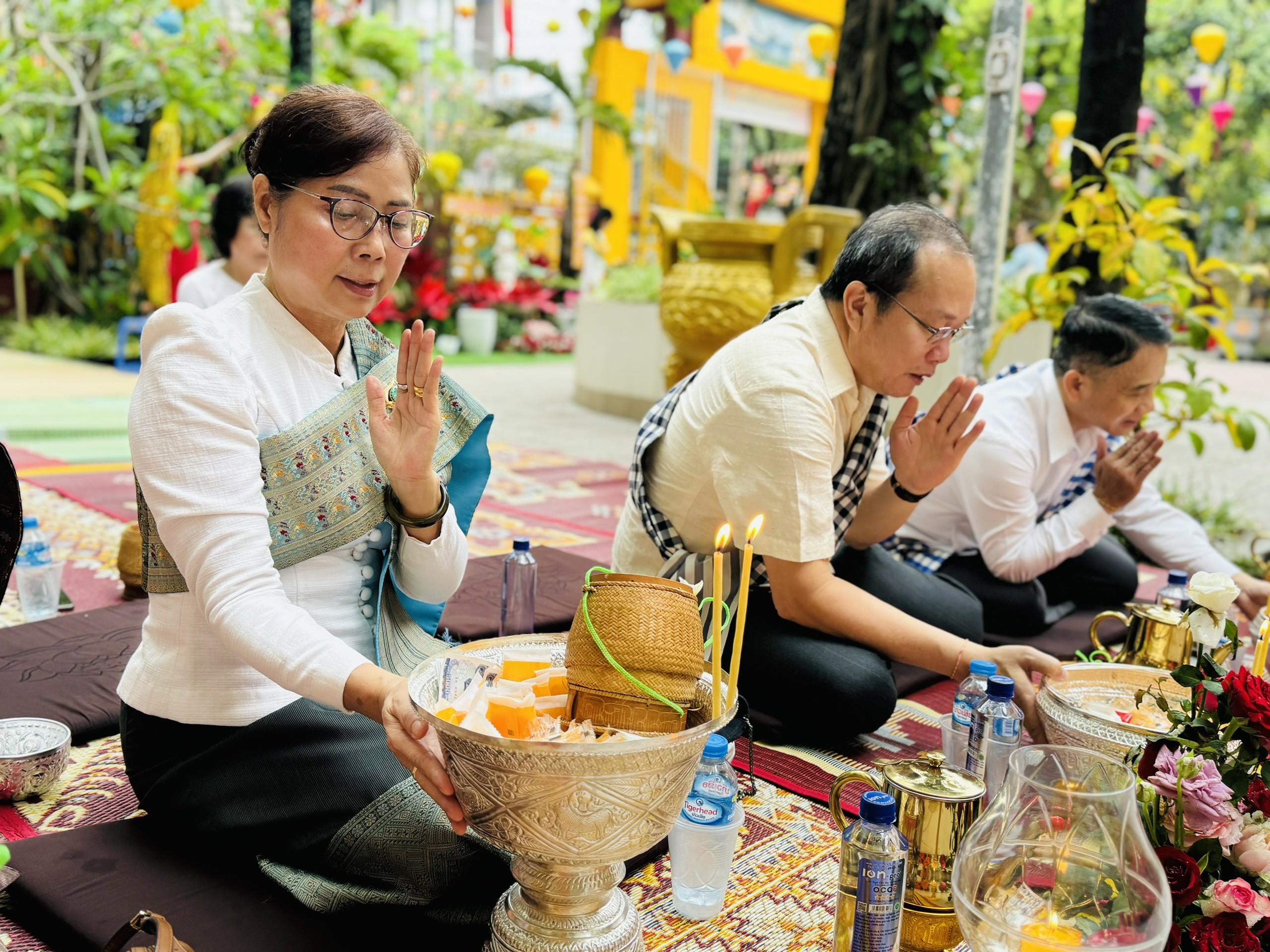 Tổng Lãnh Sự Lào thắp nến cầu nguyện Tổng Lãnh Sự Lào thắp nến cầu nguyện