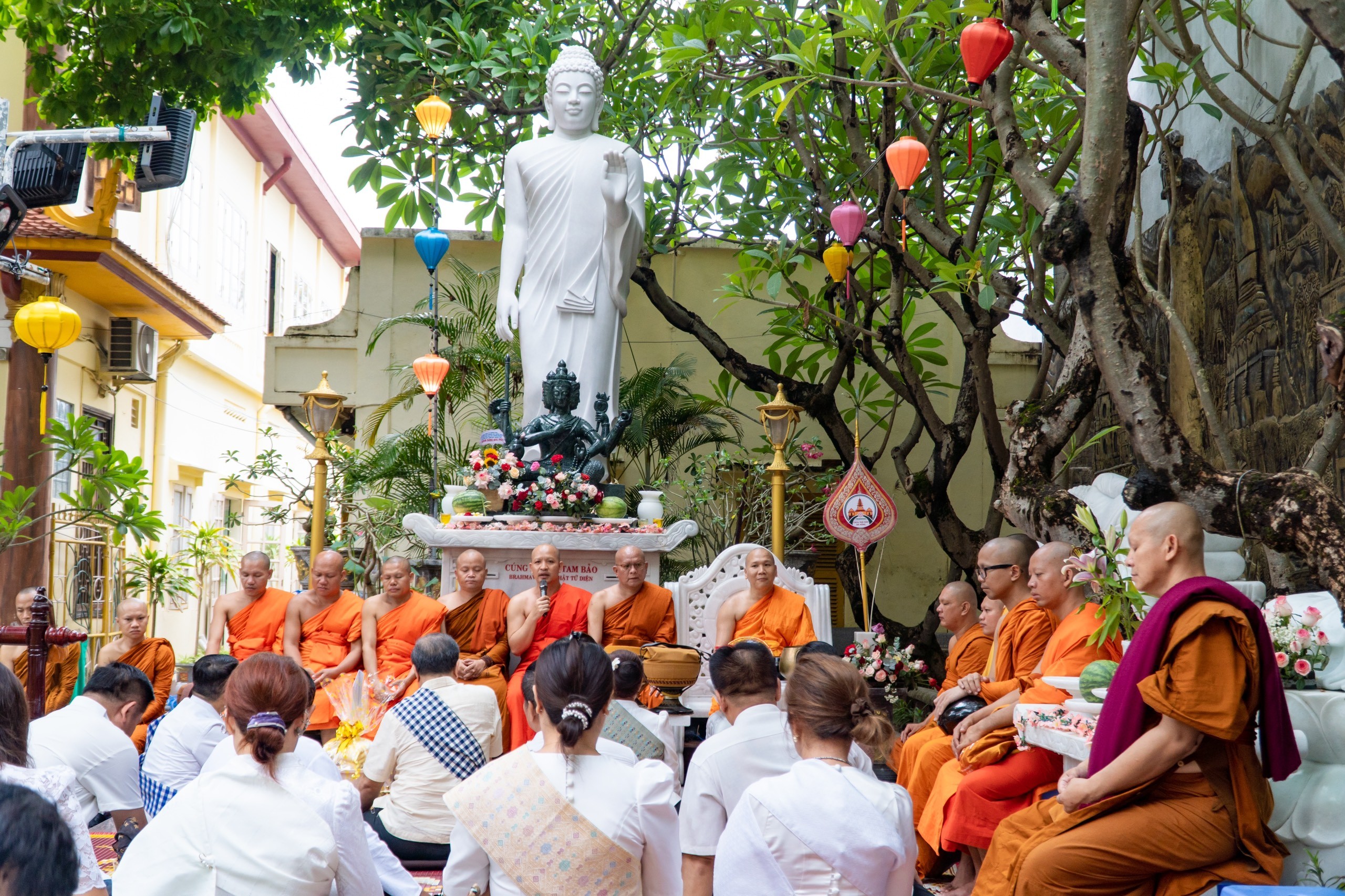 Đại đức Thích Pháp Hiếu, trụ trì chùa Tam Bảo truyền tam quy ngũ giới đến đoàn Tổng lãnh sự quán Lào tại Đà Nẵng. Đại đức Thích Pháp Hiếu, trụ trì chùa Tam Bảo truyền tam quy ngũ giới đến đoàn Tổng lãnh sự quán Lào tại Đà Nẵng.