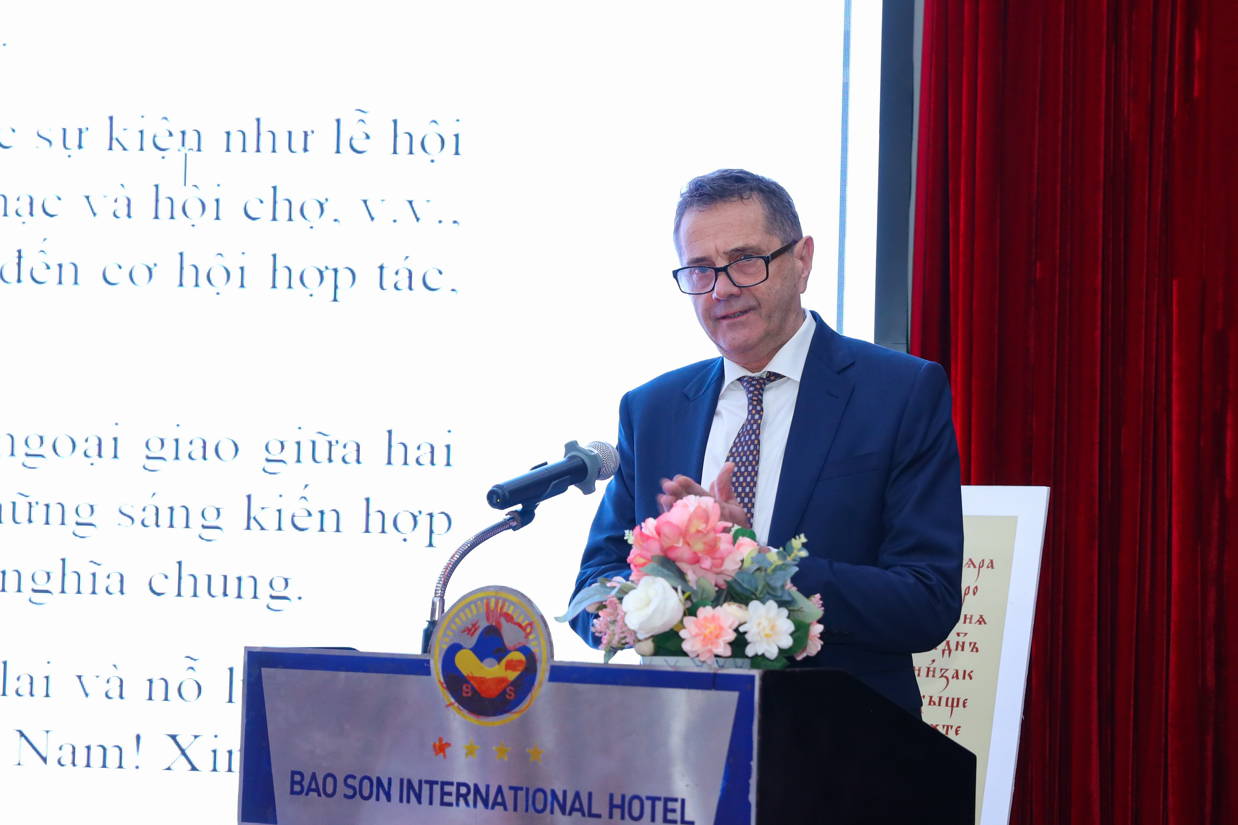 Văn hóa giáo dục là cơ sở xây dựng tình hữu nghị Việt Nam - Bungaria Văn hóa giáo dục là cơ sở xây dựng tình hữu nghị Việt Nam - Bulgaria