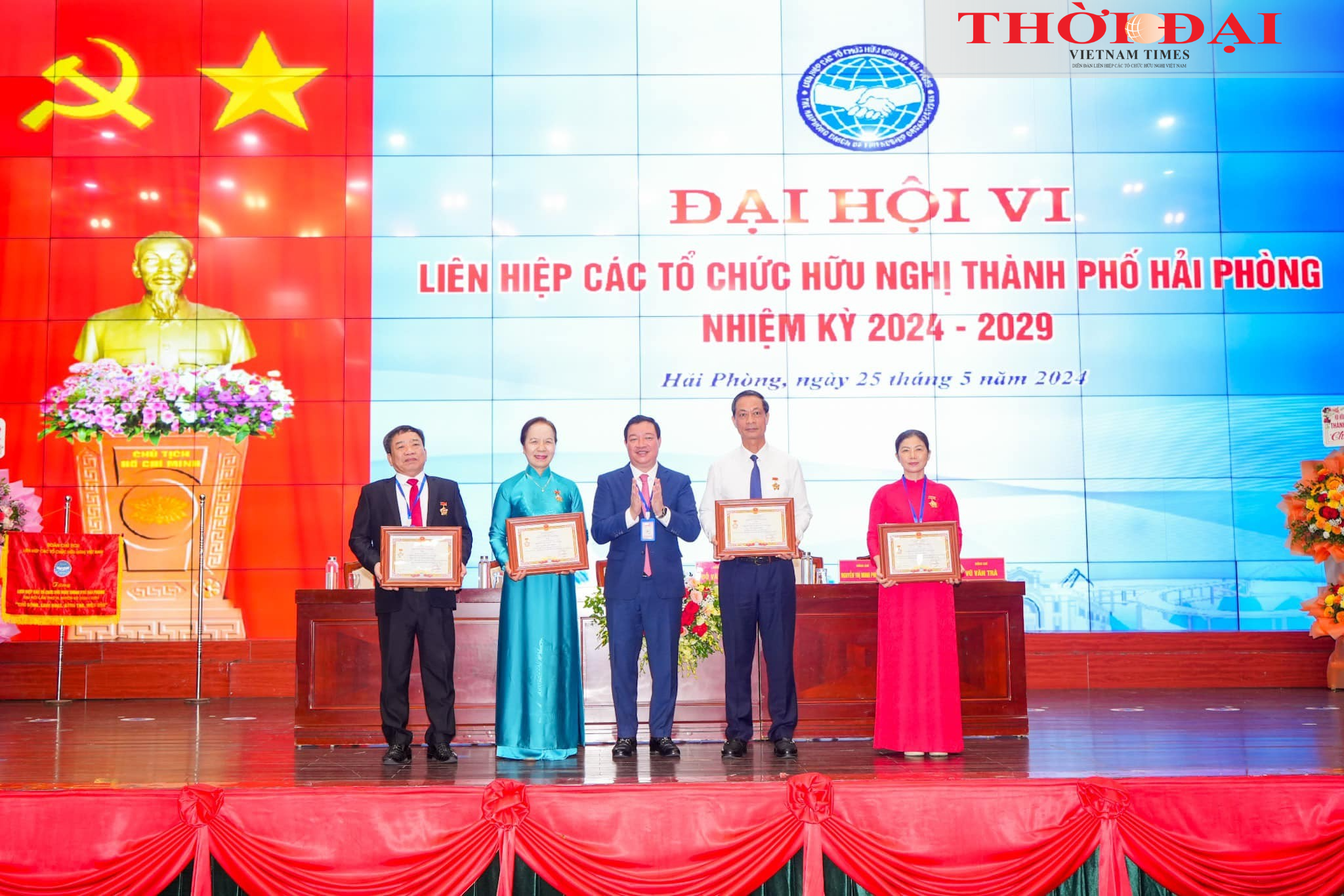 Ông Nguyễn Ngọc Hùng (thứ ba từ trái qua), Phó Chủ tịch Liên hiệp các tổ chức hữu nghị Việt Nam trao tặng Kỷ niệm chương “Vì hòa bình, hữu nghị giữa các dân tộc” cho 4 cá nhân. Ông Nguyễn Ngọc Hùng (thứ ba từ trái qua), Phó Chủ tịch Liên hiệp các tổ chức hữu nghị Việt Nam trao tặng Kỷ niệm chương “Vì hòa bình, hữu nghị giữa các dân tộc” cho 4 cá nhân.
