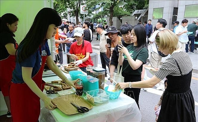 At the Vietnam’s food booth within the 2024 Seoul Friendship Festival. (Photo: VNA) At the Vietnam’s food booth within the 2024 Seoul Friendship Festival. (Photo: VNA)