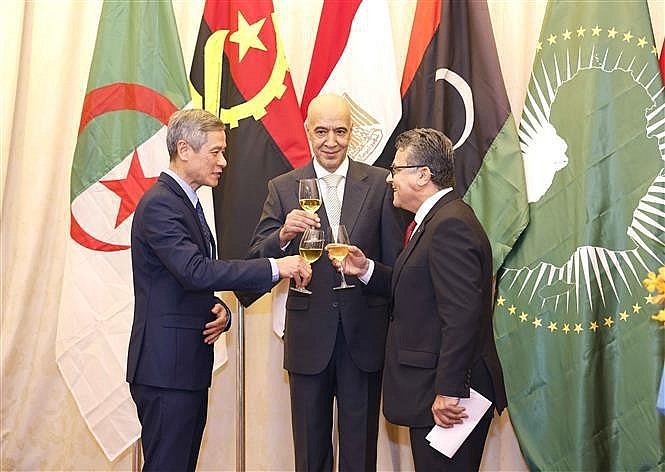 Assistant to the Minister of Foreign Affairs Nguyen Minh Vu (left), Moroccan Ambassador Jamale Chouaibi (centre) and Palestianian Ambassador Saadi Salama, who is also head of the diplomatic corps in Vietnam, toast at the ceremony on May 24. (Photo: VNA) Assistant to the Minister of Foreign Affairs Nguyen Minh Vu (left), Moroccan Ambassador Jamale Chouaibi (centre) and Palestianian Ambassador Saadi Salama, who is also head of the diplomatic corps in Vietnam, toast at the ceremony on May 24. (Photo: VNA)