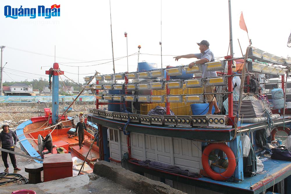 Lớn lên từ biển Tàu cá của ngư dân Nguyễn Đức Thạnh cập cảng Mỹ Á sau phiên biển dài ngày.