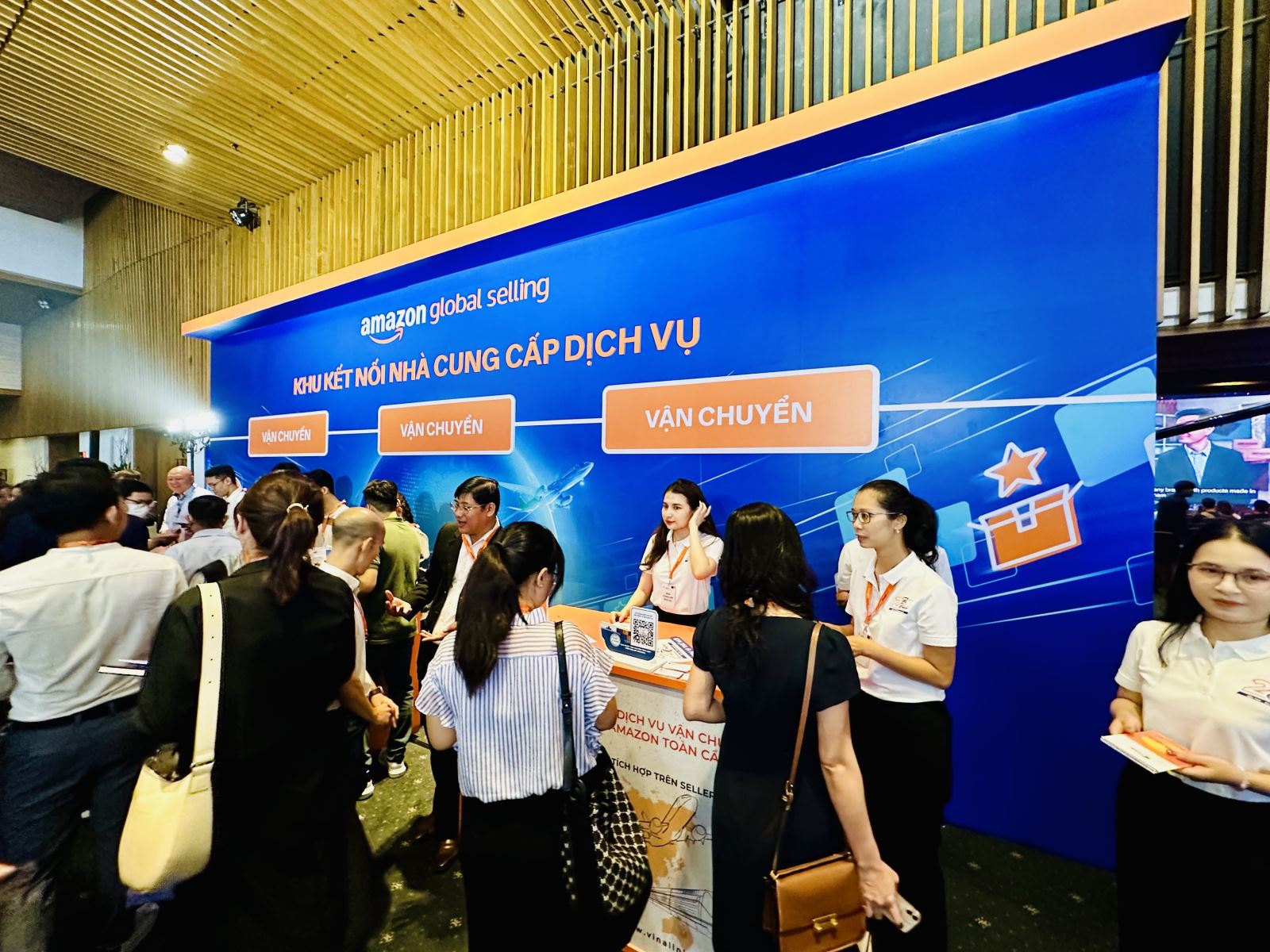 Các sản phẩm truyền thống Việt Nam chiếm ưu thế khi bán hàng xuyên biên giới Chú thích ảnh