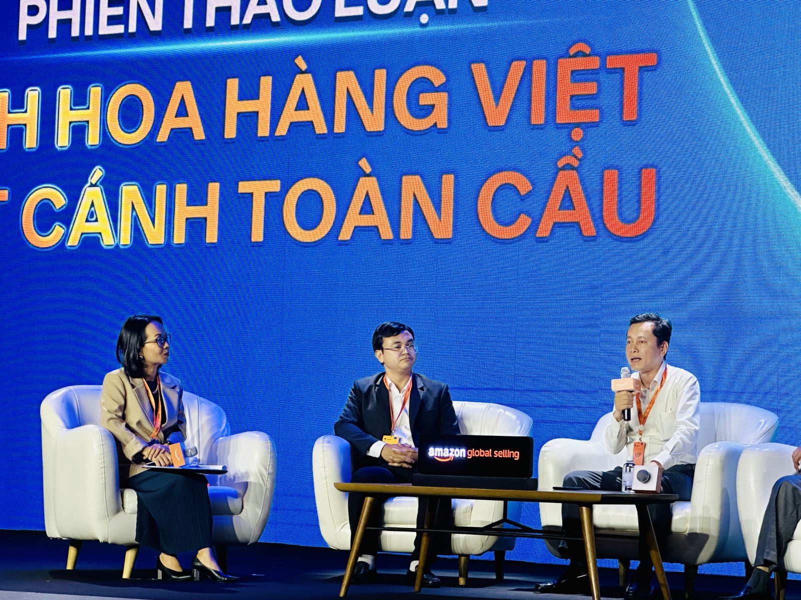 Các sản phẩm truyền thống Việt Nam chiếm ưu thế khi bán hàng xuyên biên giới Chú thích ảnh