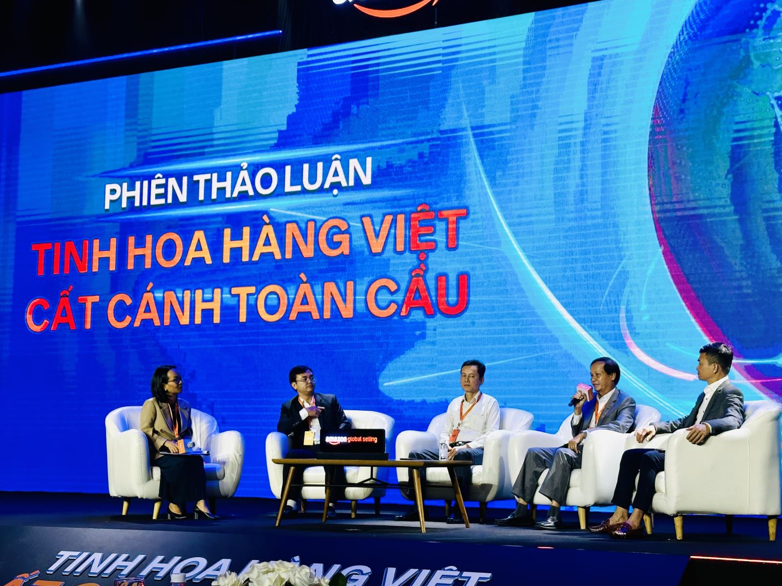 Các sản phẩm truyền thống Việt Nam chiếm ưu thế khi bán hàng xuyên biên giới Chú thích ảnh