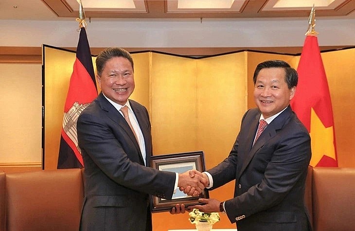Cambodian Deputy Prime Minister Sun Chanthol (L) shakes hands with his Vietnamese counterpart Le Minh Khai at their meeting on the sidelines of the 29th Future of Asia Forum in Tokyo, Japan, May 23, ,2024. Photo: Phnom Penh Post Cambodian Deputy Prime Minister Sun Chanthol (L) shakes hands with his Vietnamese counterpart Le Minh Khai at their meeting on the sidelines of the 29th Future of Asia Forum in Tokyo, Japan, May 23, ,2024. Photo: Phnom Penh Post