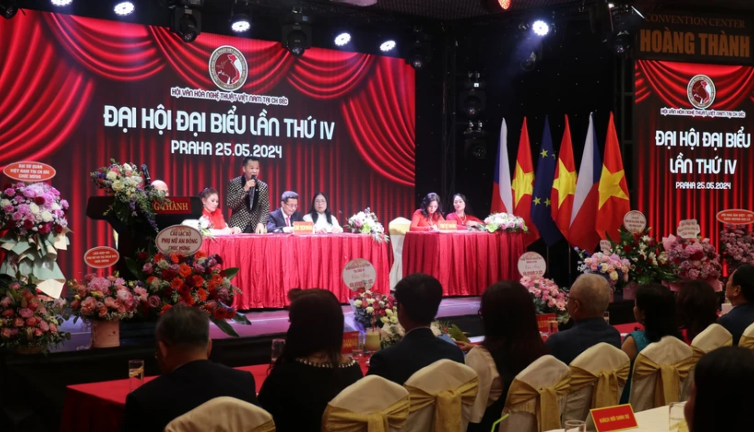 Đại hội đại biểu Hội Văn hoá Nghệ thuật Việt Nam lần thứ 4 tại Cộng hòa Séc. (Ảnh: TTXVN) Đại hội đại biểu Hội Văn hoá Nghệ thuật Việt Nam lần thứ 4 tại Cộng hòa Séc. (Ảnh: TTXVN)