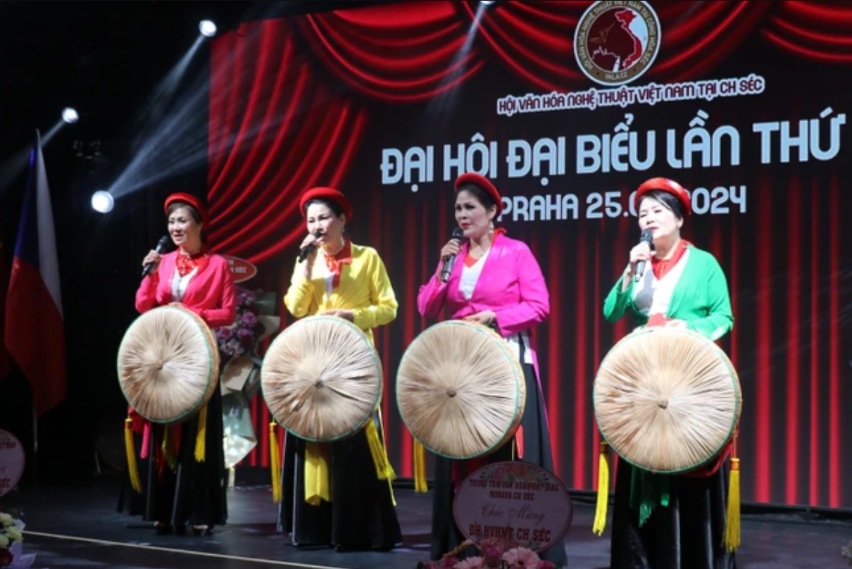 Tiết mục biểu diễn hát quan họ tại Đại hội. (Ảnh: TTXVN) Tiết mục biểu diễn hát quan họ tại Đại hội. (Ảnh: TTXVN)