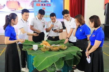 Sinh viên Việt Nam - Lào - Campuchia tại Kon Tum giao lưu hoạt động ngoại khóa