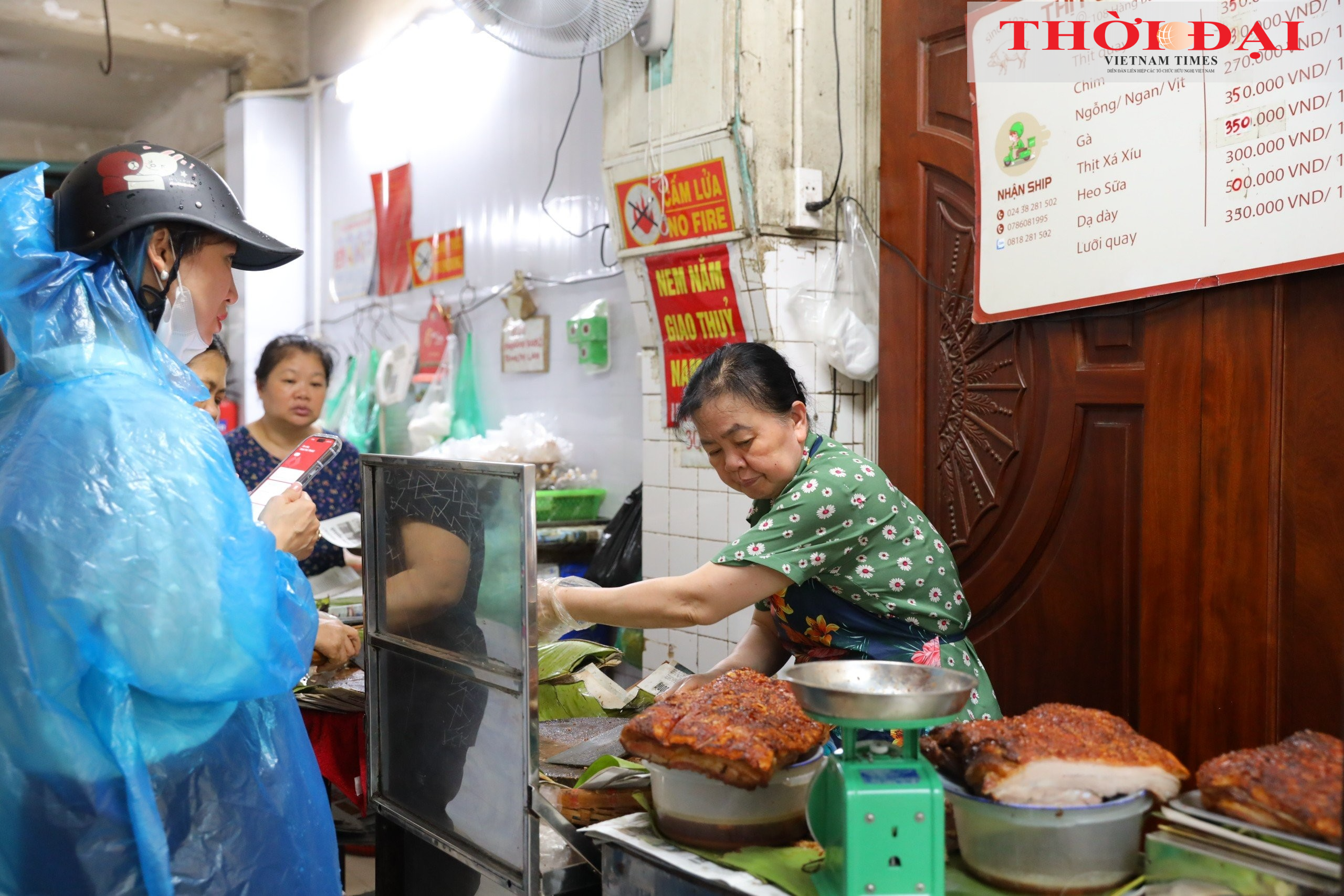 Bà Trang Thị Thủy, chủ cửa hàng thịt quay Vạn Thành chặt thịt cho khách. (Ảnh: Đinh Hòa) Bà Trang Thị Thủy, chủ cửa hàng thịt quay Vạn Thành chặt thịt cho khách. (Ảnh: Đinh Hòa)