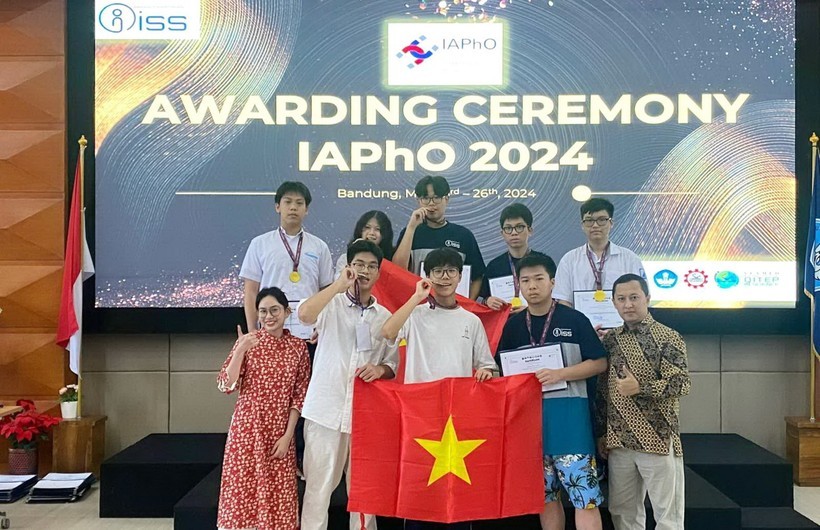 All 8 Vietnamese Students Win Medals at 2024 IAPhO All 8 Vietnamese Students Win Medals at 2024 IAPhO
