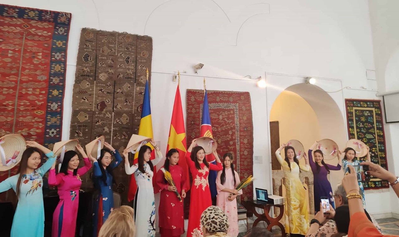 traditional ao dai performances by Vietnamese women. traditional ao dai performances by Vietnamese women.