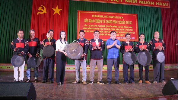 Đắk Lắk bàn giao 15 bộ chiêng và 77 bộ trang phục truyền thống cho vùng đồng bào DTTS Đắk Lắk bàn giao 15 bộ chiêng và 77 bộ trang phục truyền thống cho vùng đồng bào DTTS
