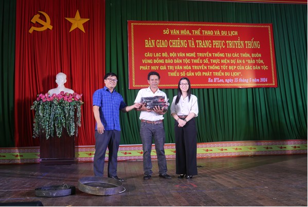 Đắk Lắk bàn giao 15 bộ chiêng và 77 bộ trang phục truyền thống cho vùng đồng bào DTTS Đắk Lắk bàn giao 15 bộ chiêng và 77 bộ trang phục truyền thống cho vùng đồng bào DTTS