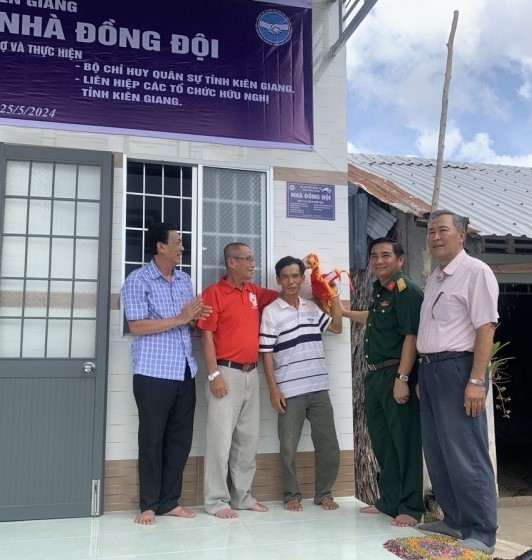 Liên hiệp các tổ chức hữu nghị tỉnh Kiên Giang chung tay hỗ trợ “Nhà đồng đội” Liên hiệp các tổ chức hữu nghị tỉnh Kiên Giang chung tay hỗ trợ “Nhà đồng đội”