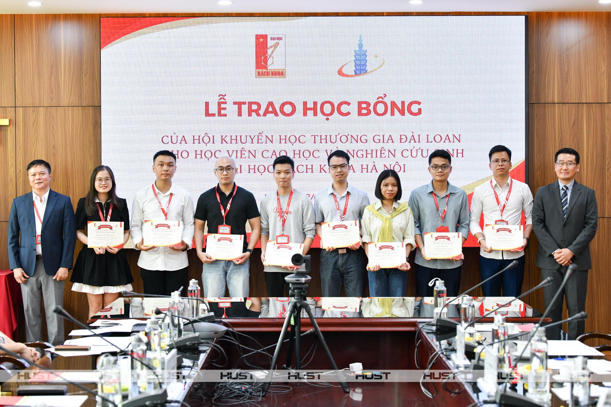 21 học sinh, nghiên cứu sinh Đại học Bách khoa Hà Nội nhận học bổng của Hội Khuyến học Thương gia Đài Loan 21 học sinh, nghiên cứu sinh Đại học Bách khoa Hà Nội nhận học bổng của Hội Khuyến học Thương gia Đài Loan