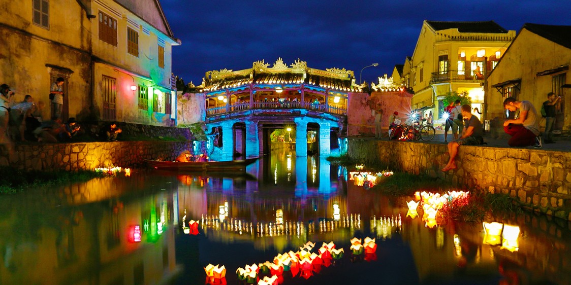 Chùa Cầu là một công trình kiến trúc cổ dạng cầu, nối giữa phố Trần Phú và phố Nguyễn Thị Minh Khai nằm trong khu phố cổ Hội An Chùa Cầu là một công trình kiến trúc cổ dạng cầu, nối giữa phố Trần Phú và phố Nguyễn Thị Minh Khai nằm trong khu phố cổ Hội An