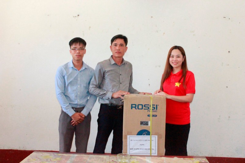 Đại diện Tập đoàn Tân Á Đại Thành trao tặng máy lọc nước cho Trạm khí tượng Hải văn Song Tử Tây. Đại diện Tập đoàn Tân Á Đại Thành trao tặng máy lọc nước cho Trạm khí tượng Hải văn Song Tử Tây.