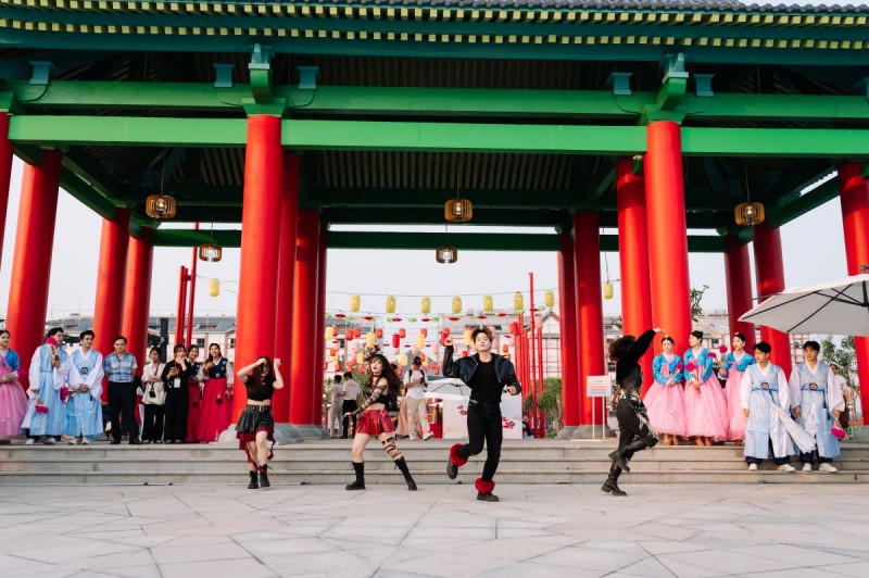 Giới trẻ “ra ngóng vào trông” chờ hội ngộ dàn sao khủng sắp đổ bộ đảo Vũ Yên ngày 1/6 Giới trẻ “ra ngóng vào trông” chờ hội ngộ dàn sao khủng sắp đổ bộ đảo Vũ Yên ngày 1/6