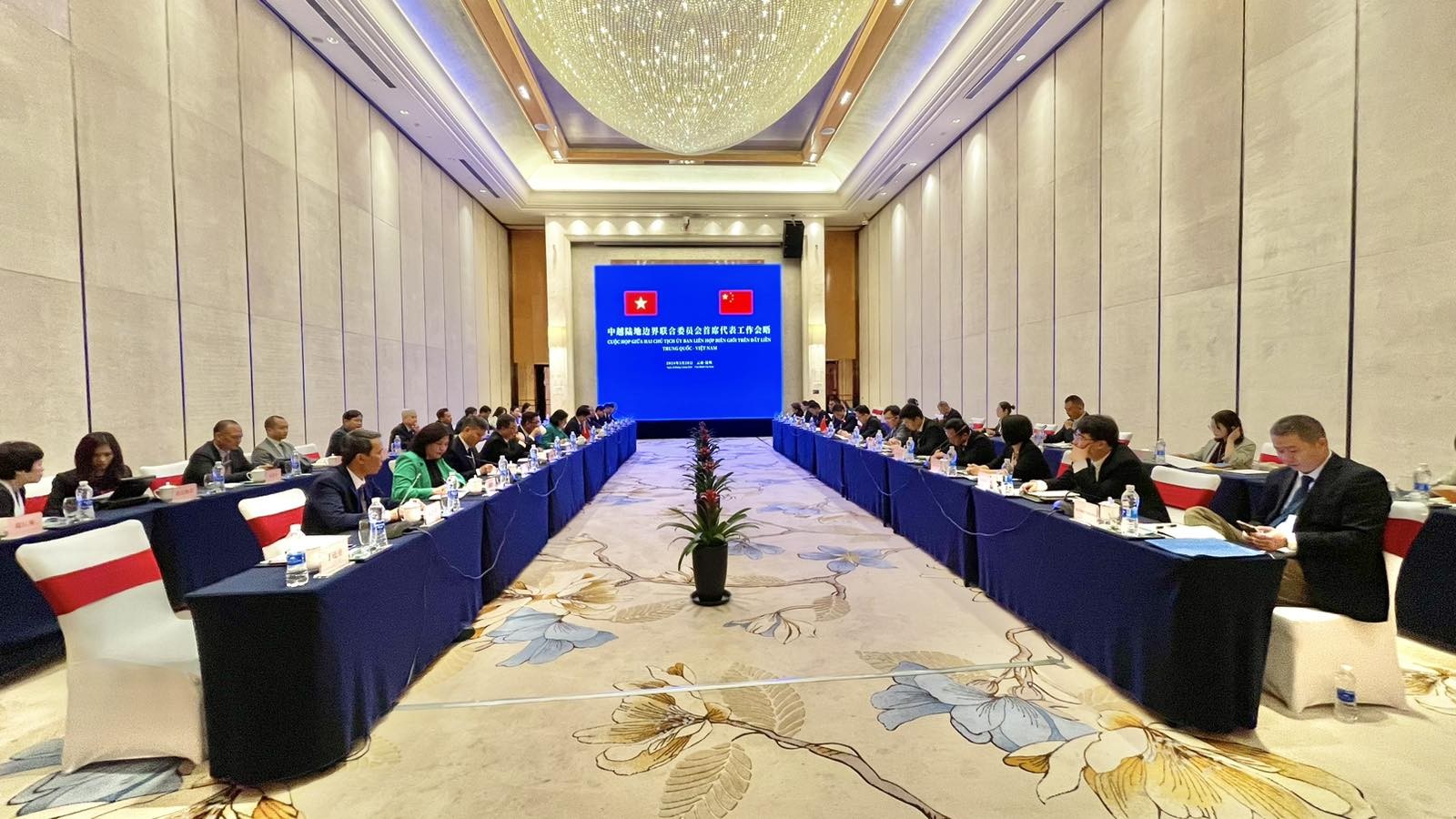 Việt Nam - Trung Quốc cùng xây dựng đường biên giới hòa bình, hữu nghị, hợp tác và phát triển Việt Nam - Trung Quốc cùng xây dựng đường biên giới hòa bình, hữu nghị, hợp tác và phát triển
