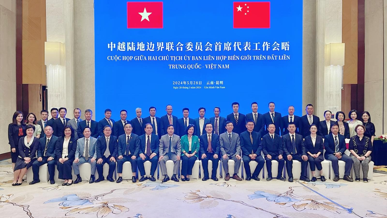 Việt Nam - Trung Quốc cùng xây dựng đường biên giới hòa bình, hữu nghị, hợp tác và phát triển Việt Nam - Trung Quốc cùng xây dựng đường biên giới hòa bình, hữu nghị, hợp tác và phát triển