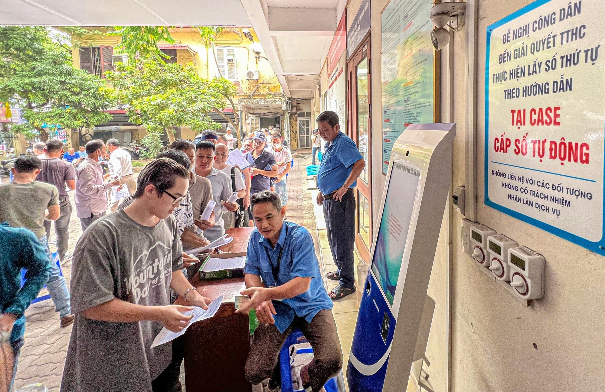 Người dân ùn ùn đổi GPLX từ đầu tháng 10 đến nay tại địa điểm của Sở GTVT ở Cao Bá Quát (Ba Đình, Hà Nội) (Ảnh: Lê Tươi) Người dân ùn ùn đổi GPLX từ đầu tháng 10 đến nay tại địa điểm của Sở GTVT ở Cao Bá Quát (Ba Đình, Hà Nội) (Ảnh: Lê Tươi)