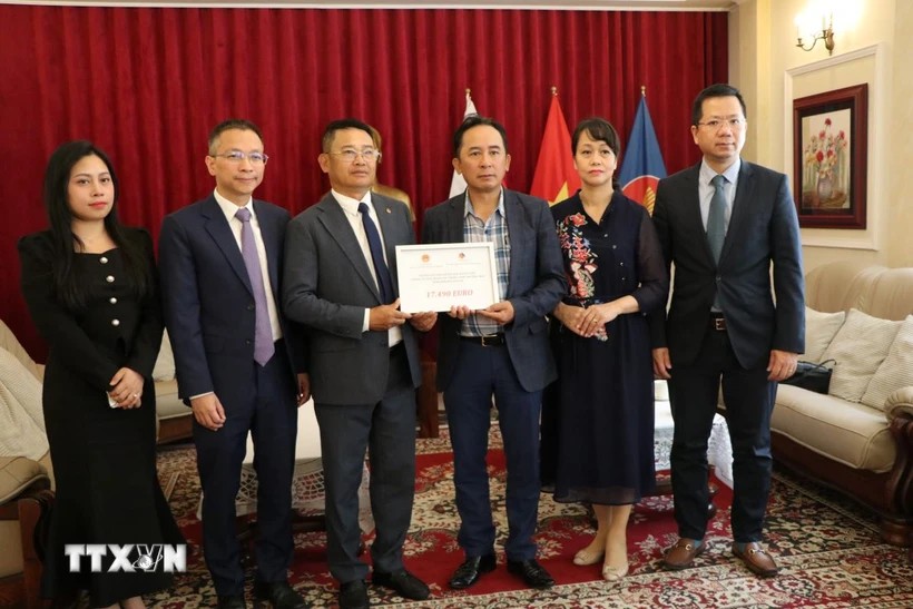 'Trong khó khăn hoạn nạn càng thấy ấm áp tình đồng bào'