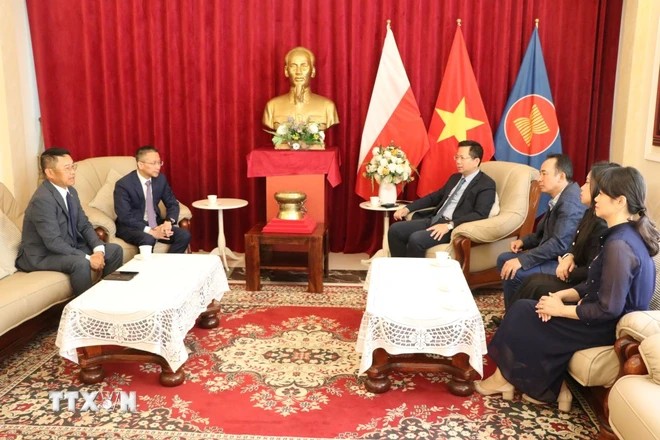 'Trong khó khăn hoạn nạn càng thấy ấm áp tình đồng bào'