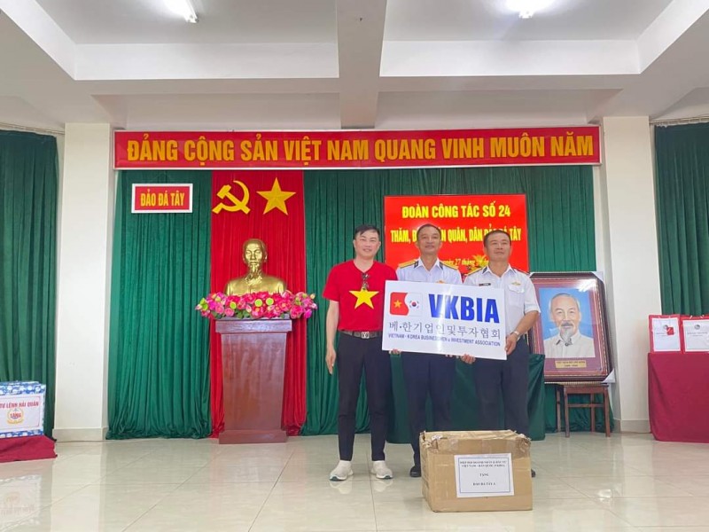 Kiều bào vượt hơn 1.200 hải lý thăm huyện đảo Trường Sa, Nhà giàn DK1 Kiều bào vượt hơn 1.200 hải lý thăm huyện đảo Trường Sa, Nhà giàn DK1