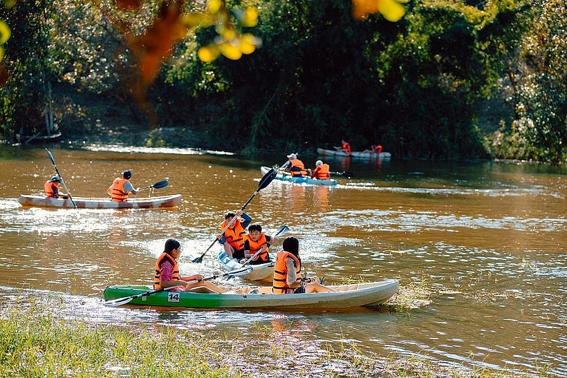 Children go kayaking on Ta Lai lake in Dong Nai province. (Photo: VNA) Children go kayaking on Ta Lai lake in Dong Nai province. (Photo: VNA)