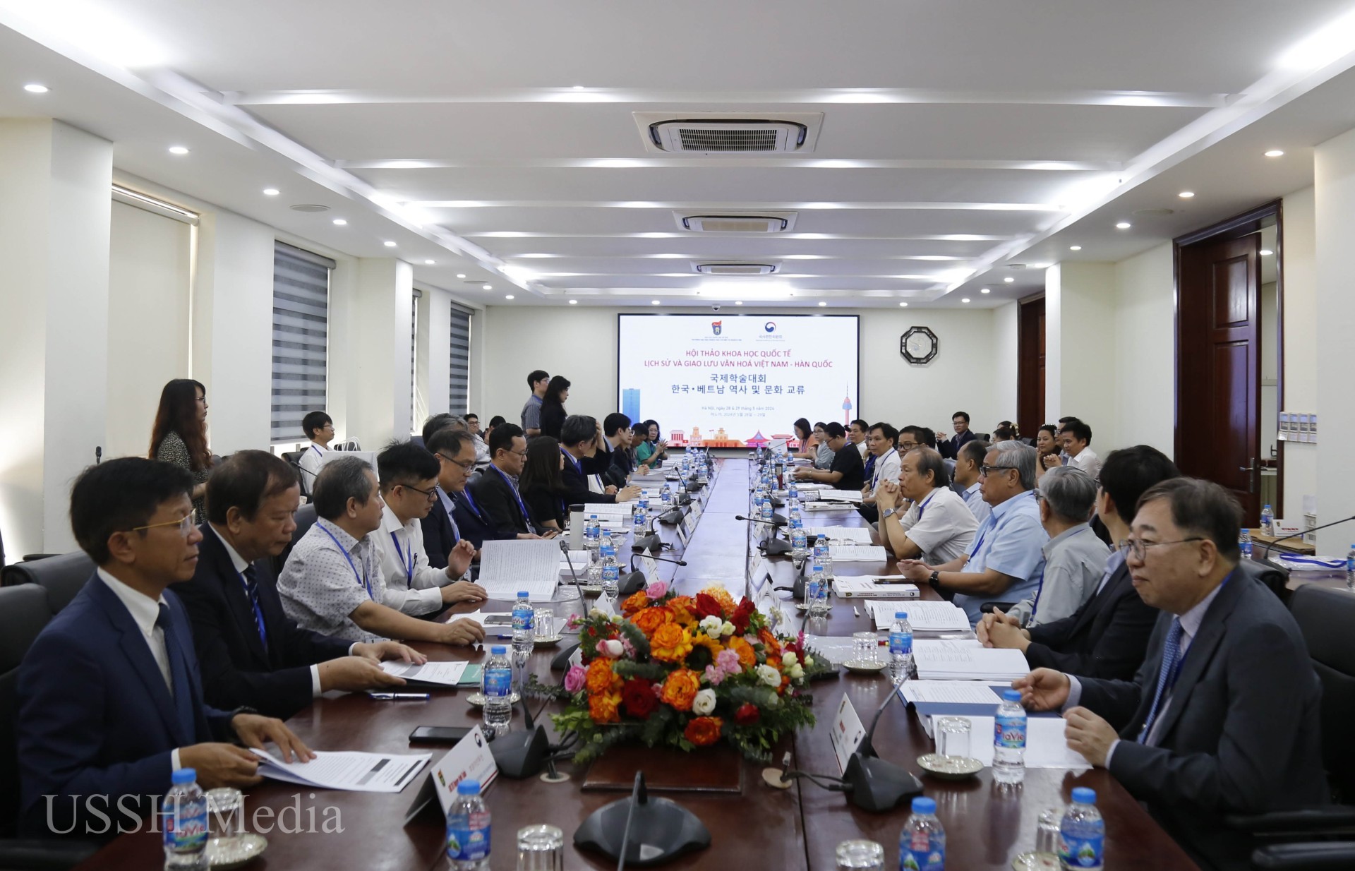 Các đại biểu tham dự Hội thảo khoa học quốc tế: “Lịch sử và giao lưu văn hóa Việt Nam – Hàn Quốc”. (Ảnh: ussh.vnu.edu.vn) Các đại biểu tham dự Hội thảo khoa học quốc tế: “Lịch sử và giao lưu văn hóa Việt Nam – Hàn Quốc”. (Ảnh: ussh.vnu.edu.vn)