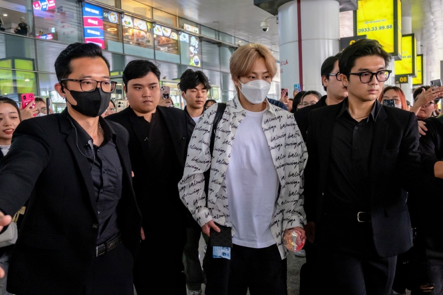 Sáng 31/5, XIUMIN (thành viên nhóm nhạc nổi tiếng Hàn Quốc EXO) đã có mặt tại Việt Nam, sẵn sàng cho những màn trình diễn bùng nổ tại đại nhạc hội quốc tế Wonder Island Sáng 31/5, XIUMIN (thành viên nhóm nhạc nổi tiếng Hàn Quốc EXO) đã có mặt tại Việt Nam, sẵn sàng cho những màn trình diễn bùng nổ tại đại nhạc hội quốc tế Wonder Island