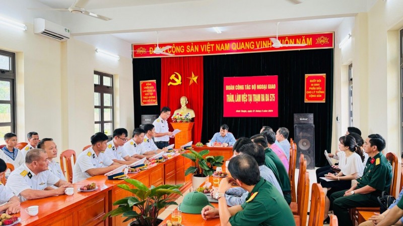 Đoàn công tác về biển, đảo Bộ Ngoại giao thăm Trạm ra đa 575 Đoàn công tác về biển, đảo Bộ Ngoại giao thăm Trạm ra đa 575