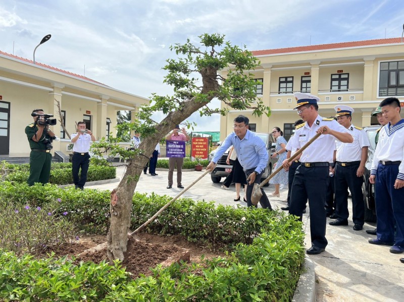 Đoàn công tác về biển, đảo Bộ Ngoại giao thăm Trạm ra đa 575 Đoàn công tác về biển, đảo Bộ Ngoại giao thăm Trạm ra đa 575