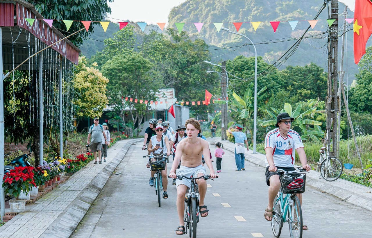 Discover Viet Hai – The Hundred-Year-Old Village In Cat Ba Island