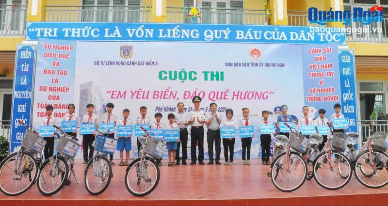 Bộ Tư lệnh Vùng CSB 2 tặng xe đạp cho học sinh. Bộ Tư lệnh Vùng CSB 2 tặng xe đạp cho học sinh.