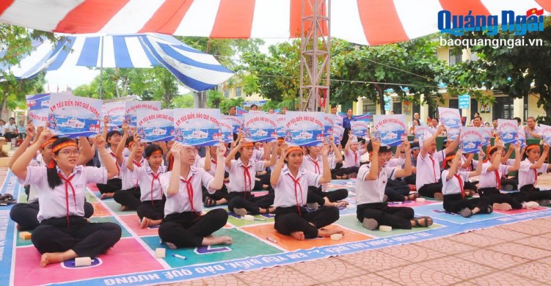 Các em học sinh tham gia cuộc thi. Các em học sinh tham gia cuộc thi.