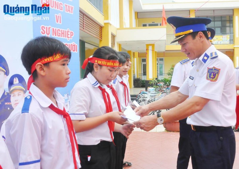 Đại tá Phạm Hồng Quế - Phó Chính ủy Bộ Tư lệnh Vùng CSB 2 tặng học bổng cho học sinh. Đại tá Phạm Hồng Quế - Phó Chính ủy Bộ Tư lệnh Vùng CSB 2 tặng học bổng cho học sinh.