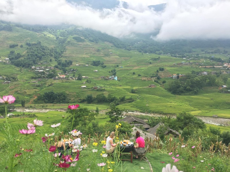 Du khách thích thú ngắm nhìn đất trời Sapa. (Ảnh: Công Hưng) Du khách thích thú ngắm nhìn đất trời Sapa. (Ảnh: Công Hưng)