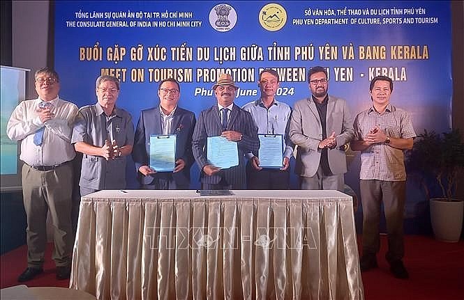 WebCRS company from Kerala signs memoranda of understanding on cooperation with several travel agencies and hotels in Phu Yen. (Photo: VNA) WebCRS company from Kerala signs memoranda of understanding on cooperation with several travel agencies and hotels in Phu Yen. (Photo: VNA)