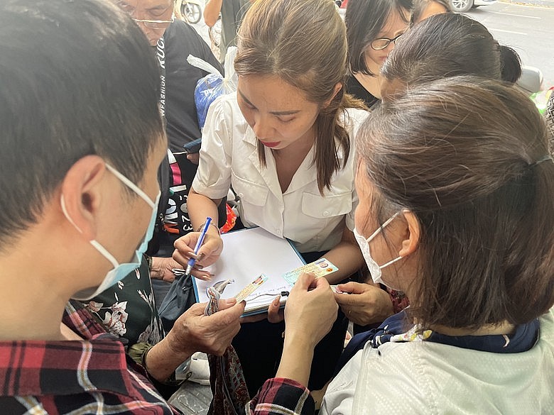 Đông nghịt người dân xếp hàng mua vàng, ngân hàng thông báo hết vàng sớm Đông nghịt người dân xếp hàng mua vàng, ngân hàng thông báo hết vàng sớm