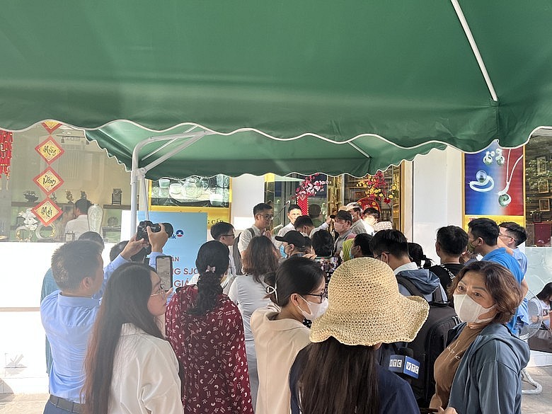 Đông nghịt người dân xếp hàng mua vàng, ngân hàng thông báo hết vàng sớm Đông nghịt người dân xếp hàng mua vàng, ngân hàng thông báo hết vàng sớm