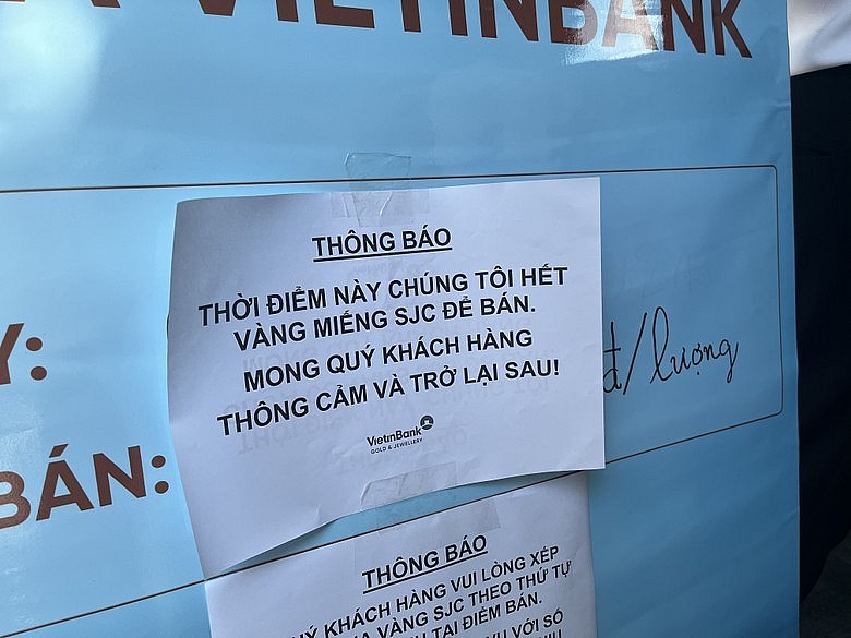 Đông nghịt người dân xếp hàng mua vàng, ngân hàng thông báo hết vàng sớm Đông nghịt người dân xếp hàng mua vàng, ngân hàng thông báo hết vàng sớm