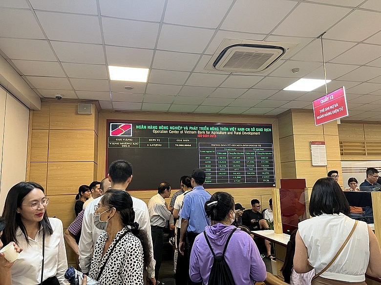 Đông nghịt người dân xếp hàng mua vàng, ngân hàng thông báo hết vàng sớm Đông nghịt người dân xếp hàng mua vàng, ngân hàng thông báo hết vàng sớm