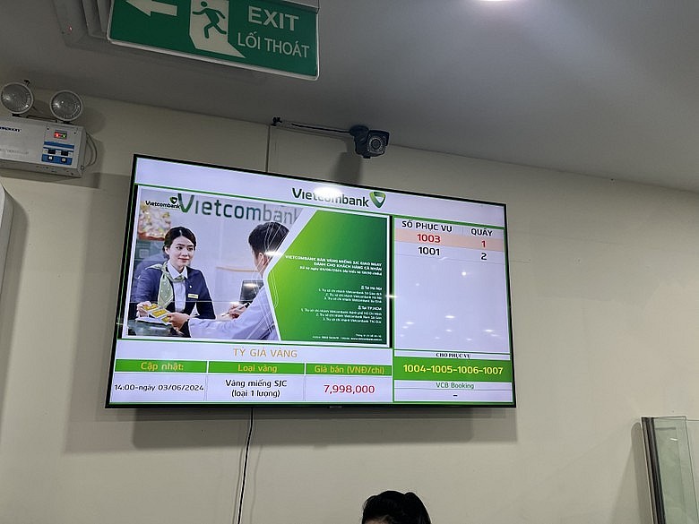 Đông nghịt người dân xếp hàng mua vàng, ngân hàng thông báo hết vàng sớm Đông nghịt người dân xếp hàng mua vàng, ngân hàng thông báo hết vàng sớm