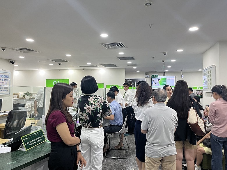 Đông nghịt người dân xếp hàng mua vàng, ngân hàng thông báo hết vàng sớm Đông nghịt người dân xếp hàng mua vàng, ngân hàng thông báo hết vàng sớm